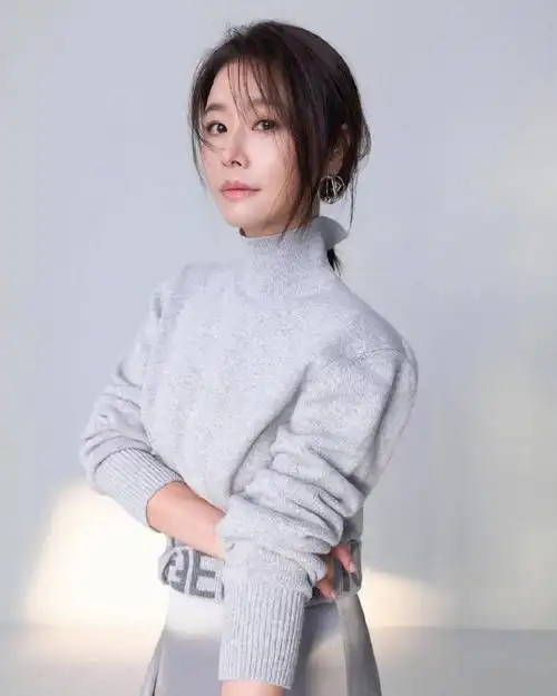 林心如最新质感大片,灰色针织衫搭半身裙,温柔恬静又高级!