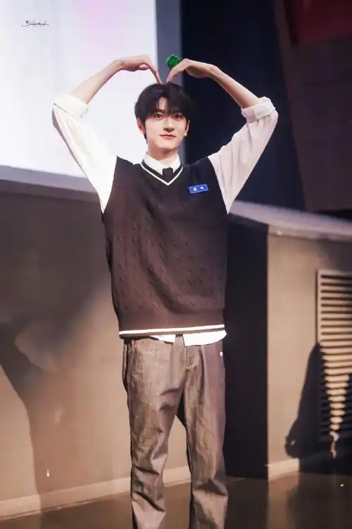 林一在现实中的身高好震撼!#林一是巨人吧