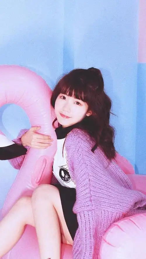 图集赖美云,1998年7月7日出生于广东深圳,中国流行乐女歌手,女子演唱