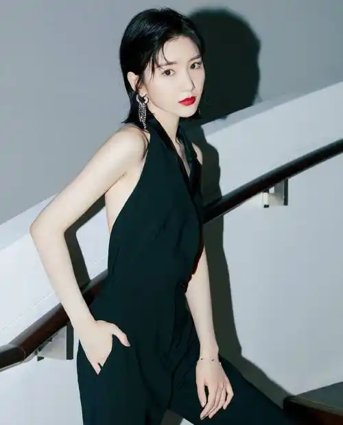 原创毛晓彤走红后变时尚女郎吊带亮片裙大秀身材陈翔看了要后悔