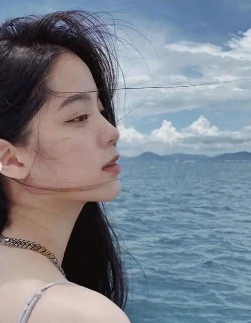 欧阳娜娜罕晒泳装照,身材纤细侧颜绝美,白皙玉背唯美香肩吸睛