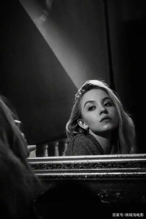 组图:甜心变霸总!美剧《亢奋》女星西德妮·斯威尼杂志大片