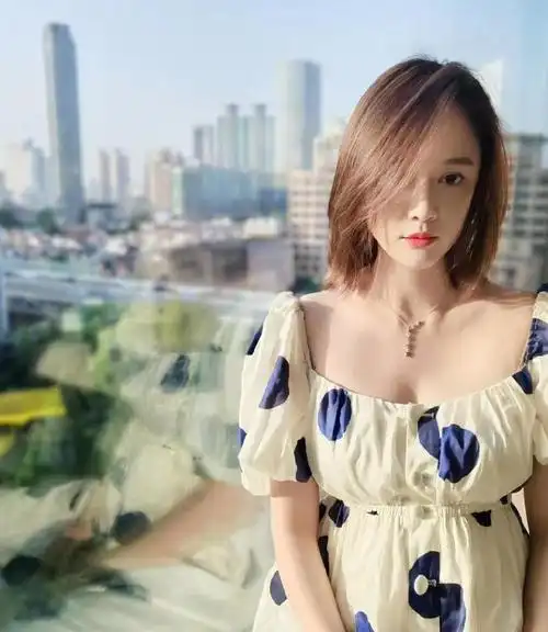 最主要陈乔恩发型梳得很棒,齐肩短发和偏分发际线组合,能够将脸部线条