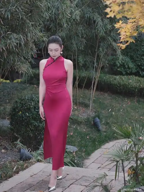 惊艳玫红色旗袍搭配银色高跟鞋大片曝光