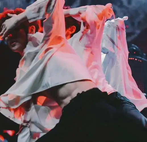 丁程鑫不经意间秀腹肌,粉丝评论两极分化,队友虽瘦但也有"肉"