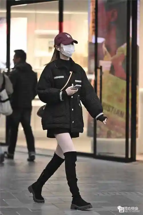 过膝靴搭配,适合冬季出门,这样看起来更加保暖也很时尚