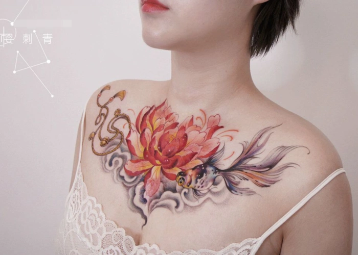 女生胸花水彩莲花金鱼纹身图案胸口疤痕遮盖纹身设计2