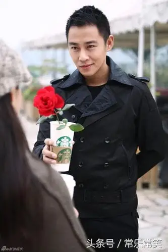 出道15年不温不火,现任宁静小男友,如今又因《猎场》名声大噪