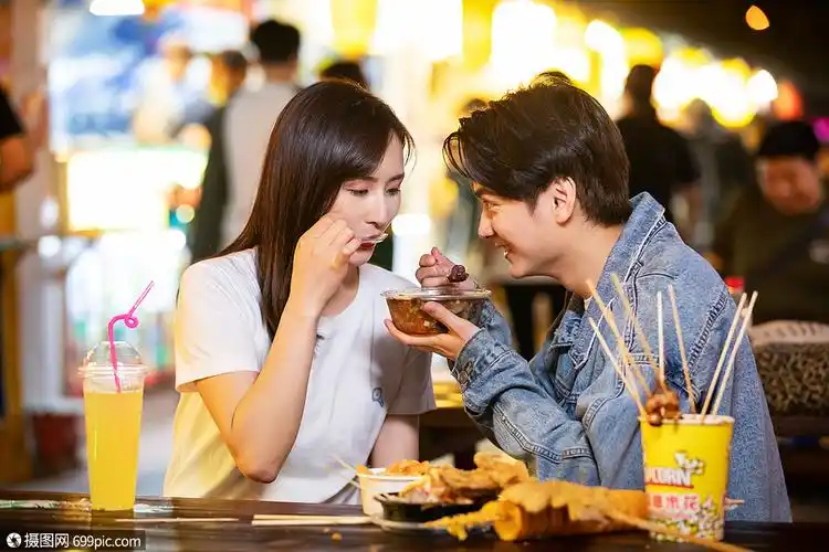 情侣小吃街吃小吃