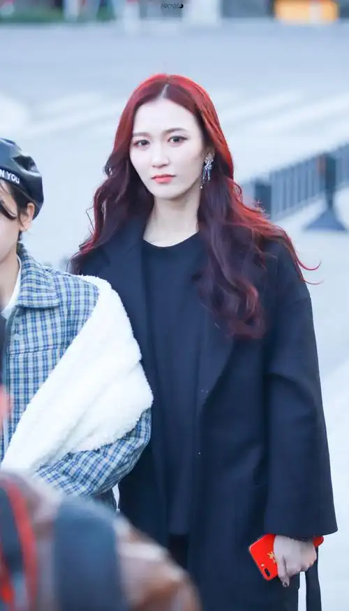snh48吴哲晗 嘉兴路外出 红发初亮相