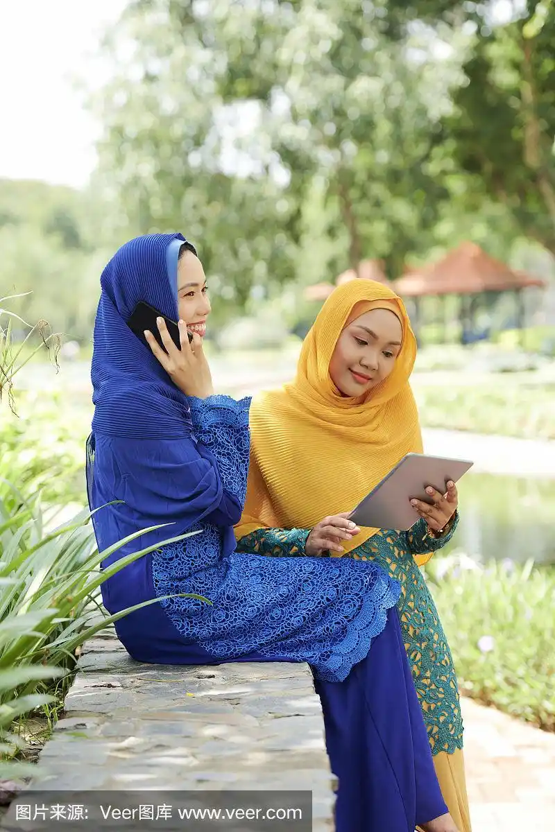 漂亮的穆斯林女人带着小玩意