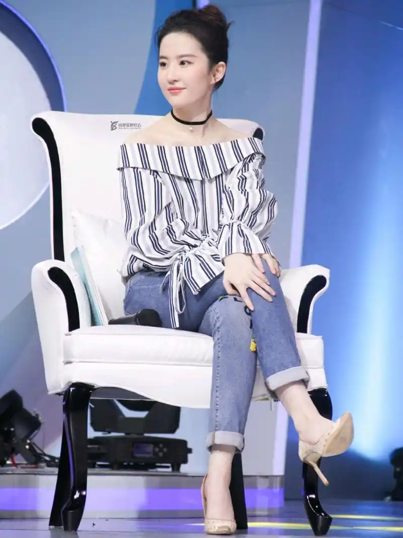 刘亦菲穿搭分享: 牛仔裤搭配高跟鞋, 女神该有的样子