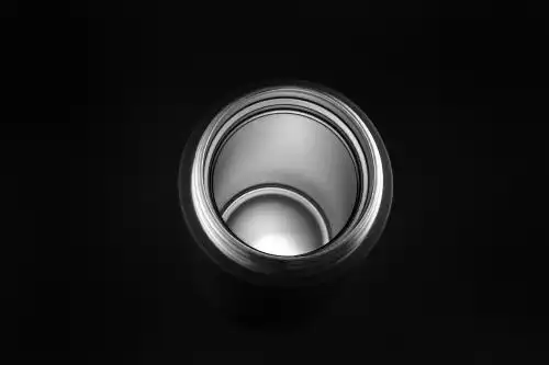 黑色背景里的保温杯的不锈钢内胆