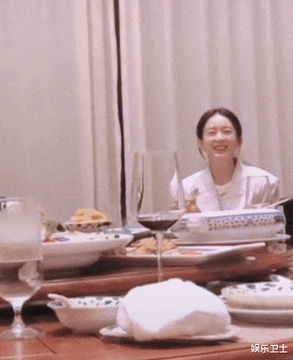 原创赵丽颖素颜啃鸡爪被拍与导演郑晓龙吃饭气氛好不顾忌形象吃相带感