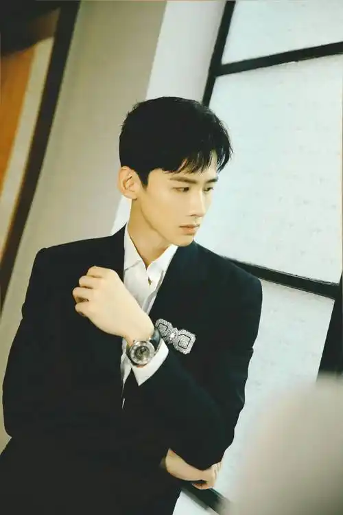 男明星白敬亭时尚写真:俊朗帅气,文质彬彬