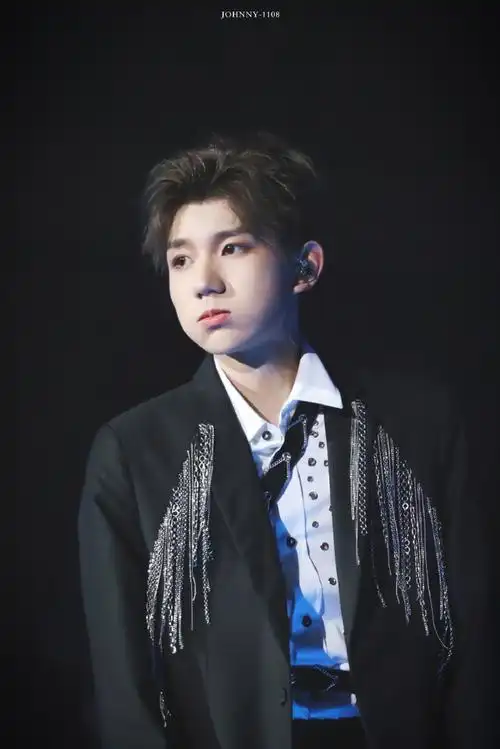 王源禁欲灰色西装##王源kinfolk夏季刊封面