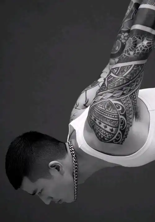 帅气花臂小哥哥,看上去挺man的!