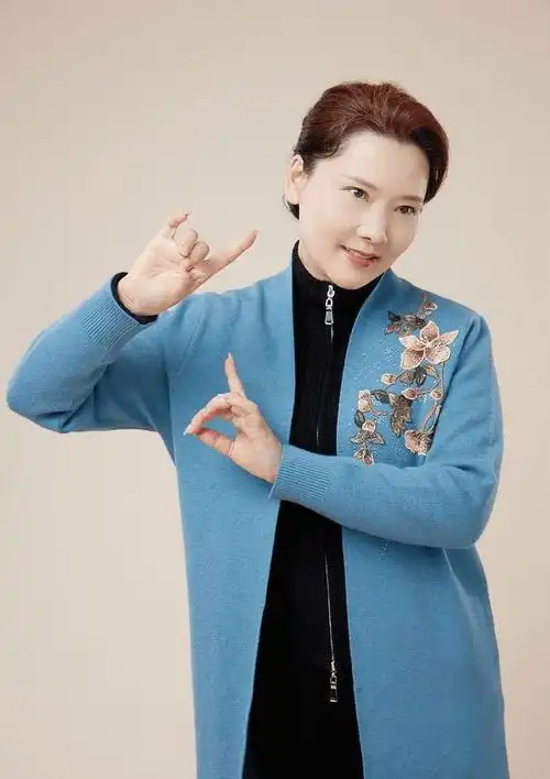 何赛飞打扮起来好惊艳蓬松黑裙配金属领口奔六仍然美得很大气