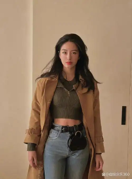 杨采钰晒海边游玩照其泳装抢镜身材傲人