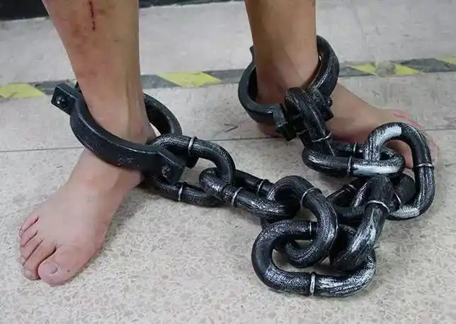 对死刑犯使用多重的脚镣才合适?