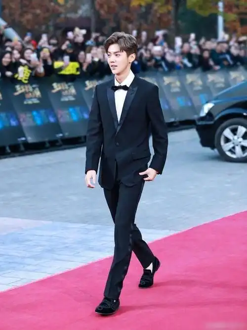 他的官方身高是178,女友关晓彤的身高是172,但两人站在一起的时候鹿晗