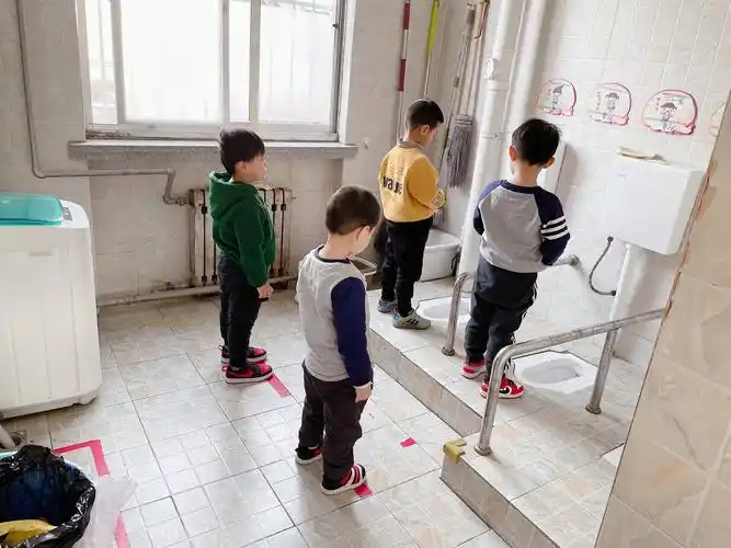 东营大地双语幼儿园朵朵三班小朋友如厕盥洗喝水三部曲