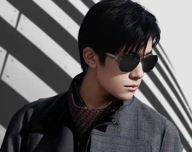易烊千玺墨镜风格大片!