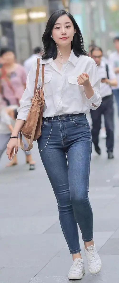 小姐姐这身材真是太自信了,这么紧的牛仔裤穿在她身上没有勒出赘肉