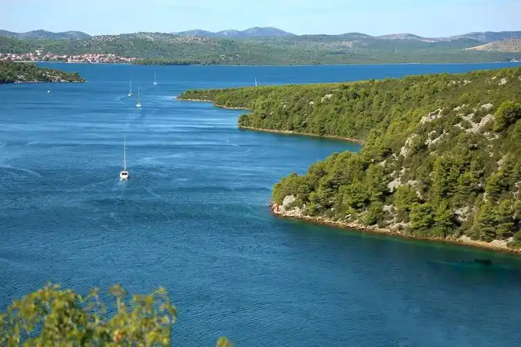 这条河叫做克尔卡河,深蓝色的河水波澜壮阔,蜿蜒着从克尔卡国家公园