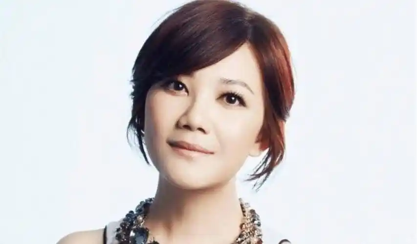 年轻的梁静茹并不特别,从小家境不好,父亲因为没有稳定的工作,收入较