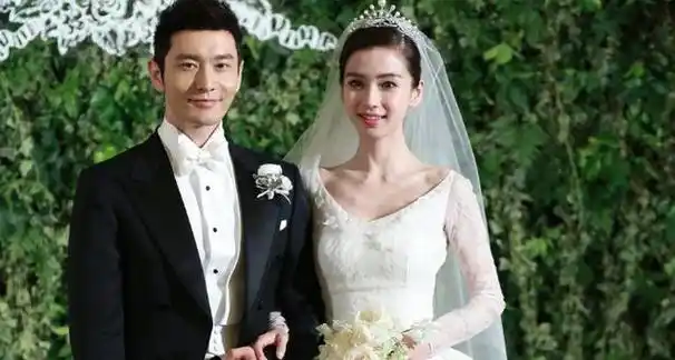 黄晓明是一位知名的演员和制片人,曾经与angelababy结婚并育有一个