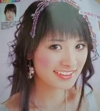 杨幂早期拍摄的杂志照, 脸方造型土气, 但颜值依然在线