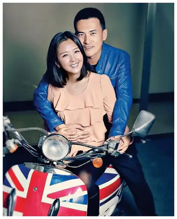 释小龙何洁分手11年后,一个身家过亿,一个捉襟见肘