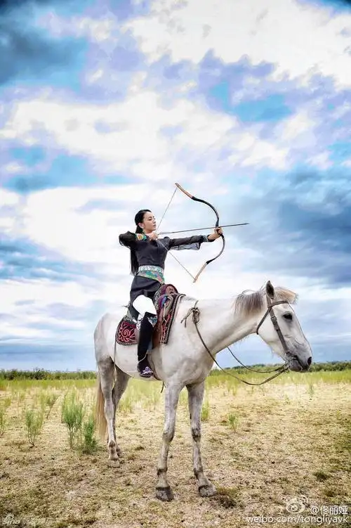 组图:佟丽娅晒照庆锡伯族西迁节 骑白马帅气