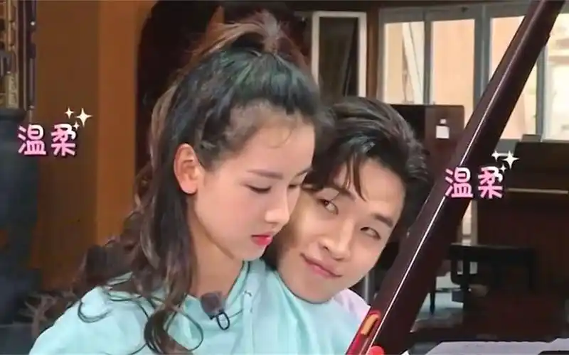 刘宪华为陈都灵精心准备生日礼物,注意看陈都灵的反应,边看边哭