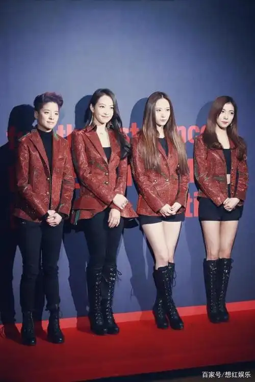 孟佳晒出和王霏霏,刘逸云amber的合影二代团重聚合影