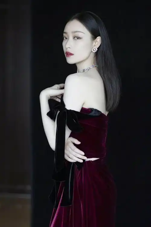 倪妮出席蒂芙尼活动这红色丝绒造型如何?