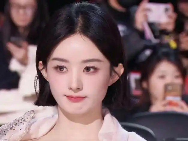 赵丽颖台上讲感言,林更新台下看泪目,一个动作暴露关系不简单!