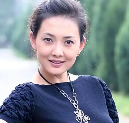 牛莉:我当年沉迷整容,让医美断送了大好前程,50岁醒悟