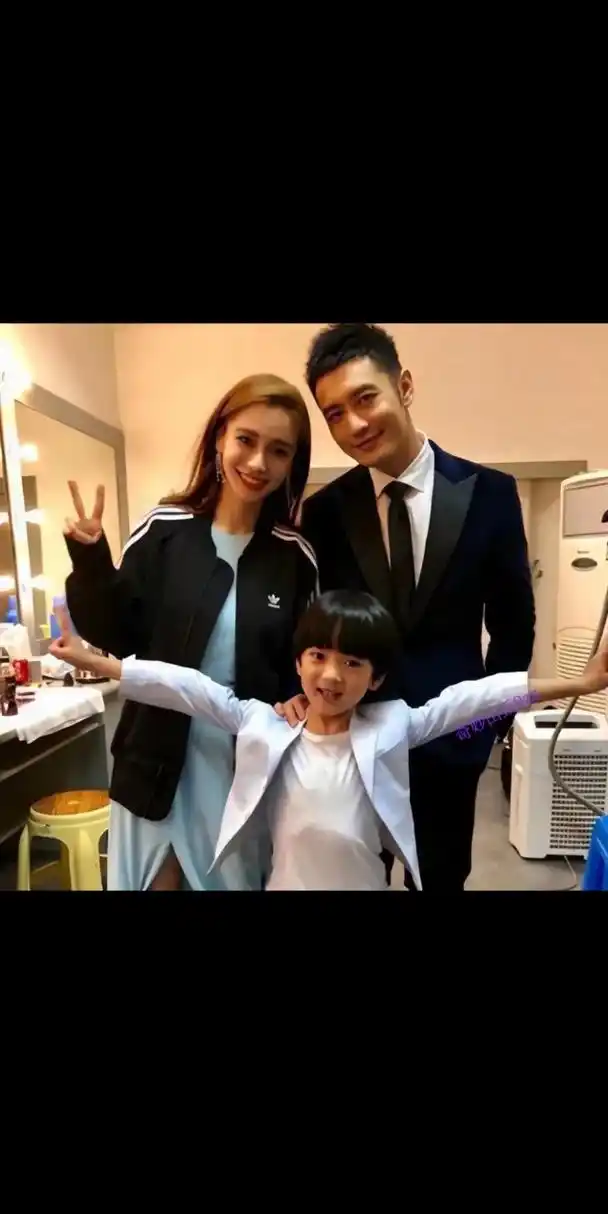 这是一张充满温馨和幸福的照片,黄晓明,杨颖和小海绵一家人,在镜头前