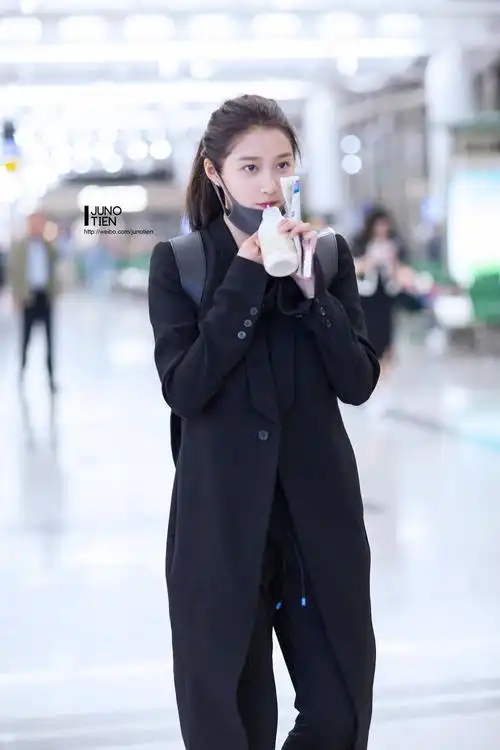 关晓彤近日现身机场