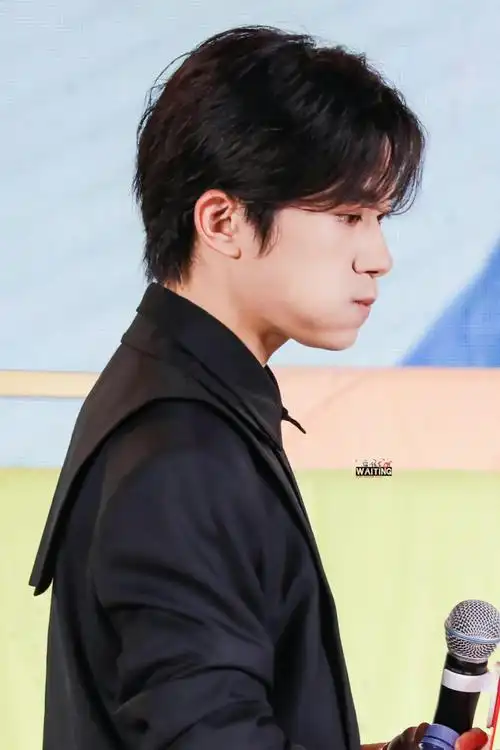 易烊千玺芭莎台下镜头##易烊千玺电影小小的我