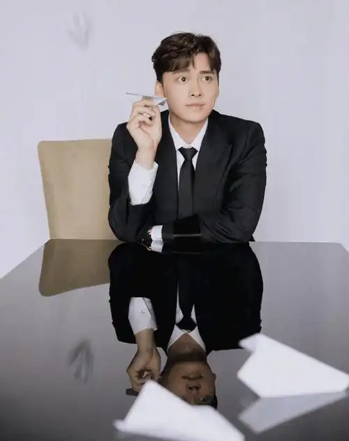 原创杨洋才带火的话题却让李易峰占了便宜反套路主持人贼溜的