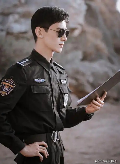 "青涩特警"白敬亭:7载独闯娱乐圈辛酸史,和他背后的贵人!_手机搜狐网