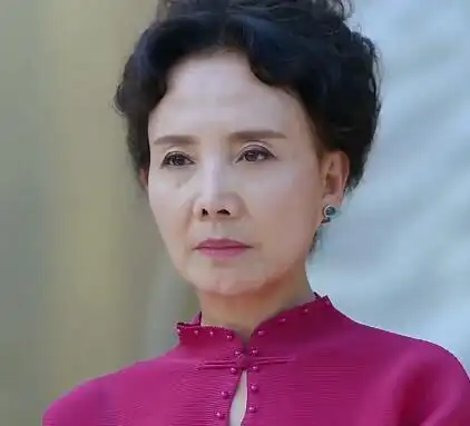 而在《总裁误宠替身甜妻》这部偶像剧中,总是以正剧示人的高英,给我们