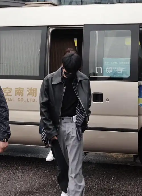 刘耀文新专辑黑色长皮衣穿搭