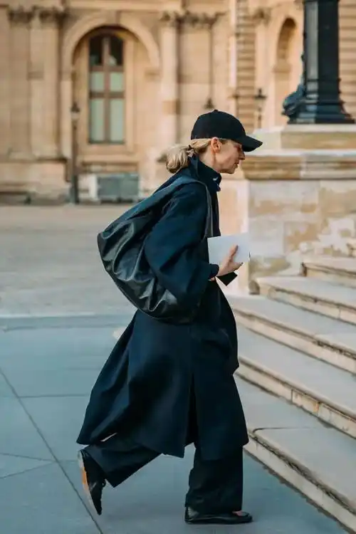 风格女性的大衣下都甩着一条阔腿裤