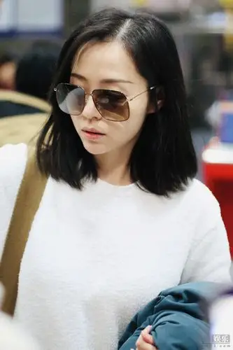 张靓颖素颜机场赶路棉服下筷子腿醒目