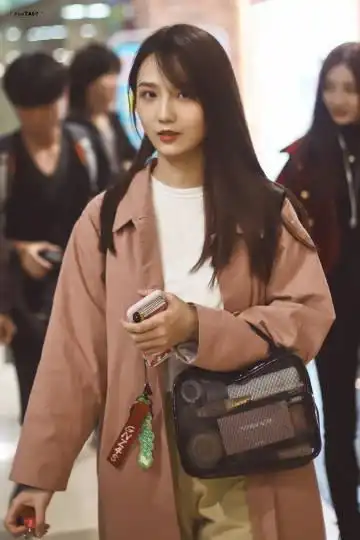 刘力菲,孙芮,谢蕾蕾,袁一琦陆婷,张语格,吴哲晗,许佳琪,戴萌风衣look