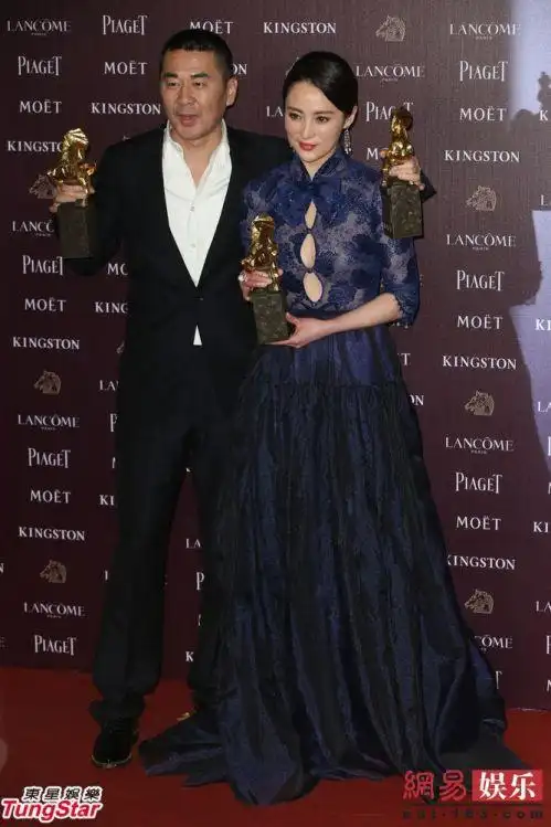 陈建斌获第51届金马奖影帝连夺三奖 蒋勤勤飙泪献吻现场组图